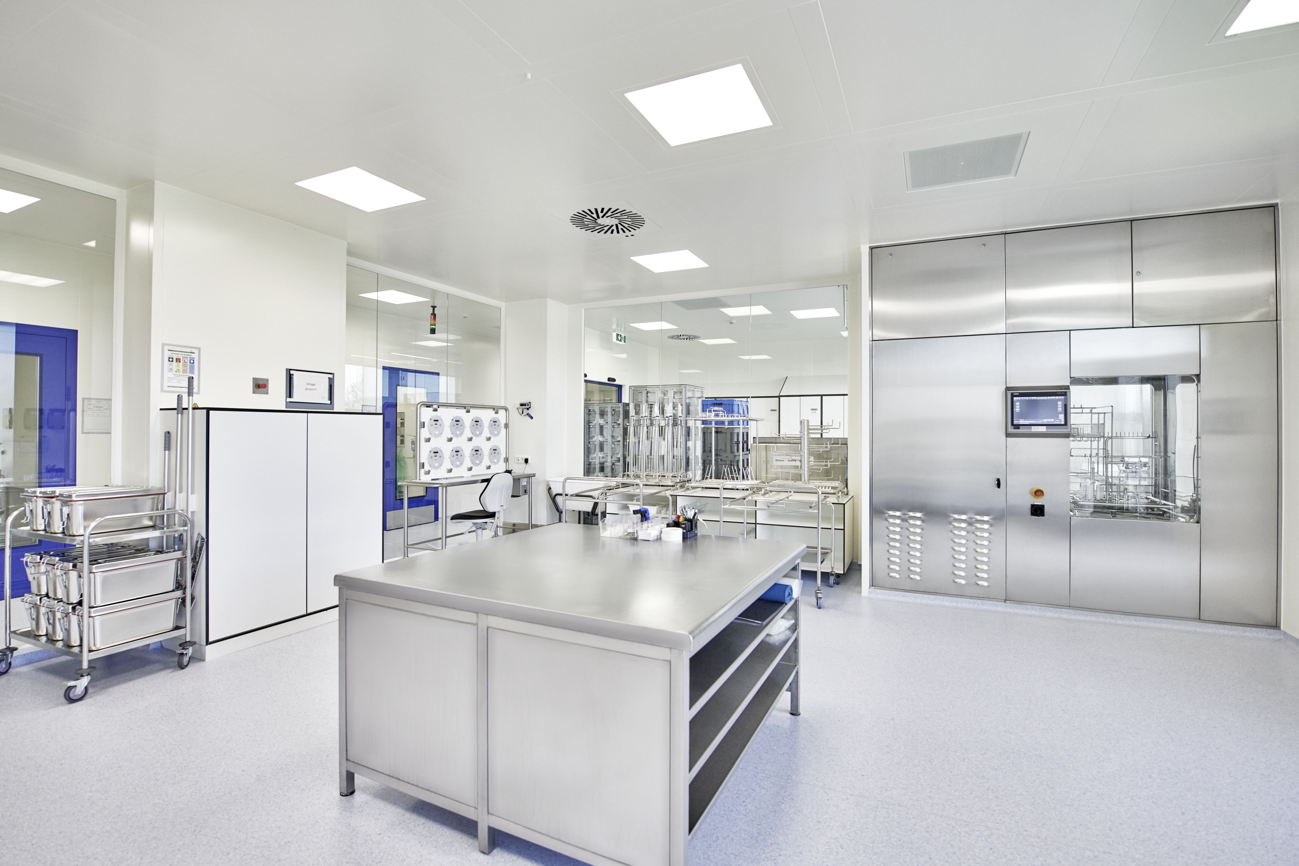 © Vetter Pharma International GmbH: Area for material preparation at Vetter