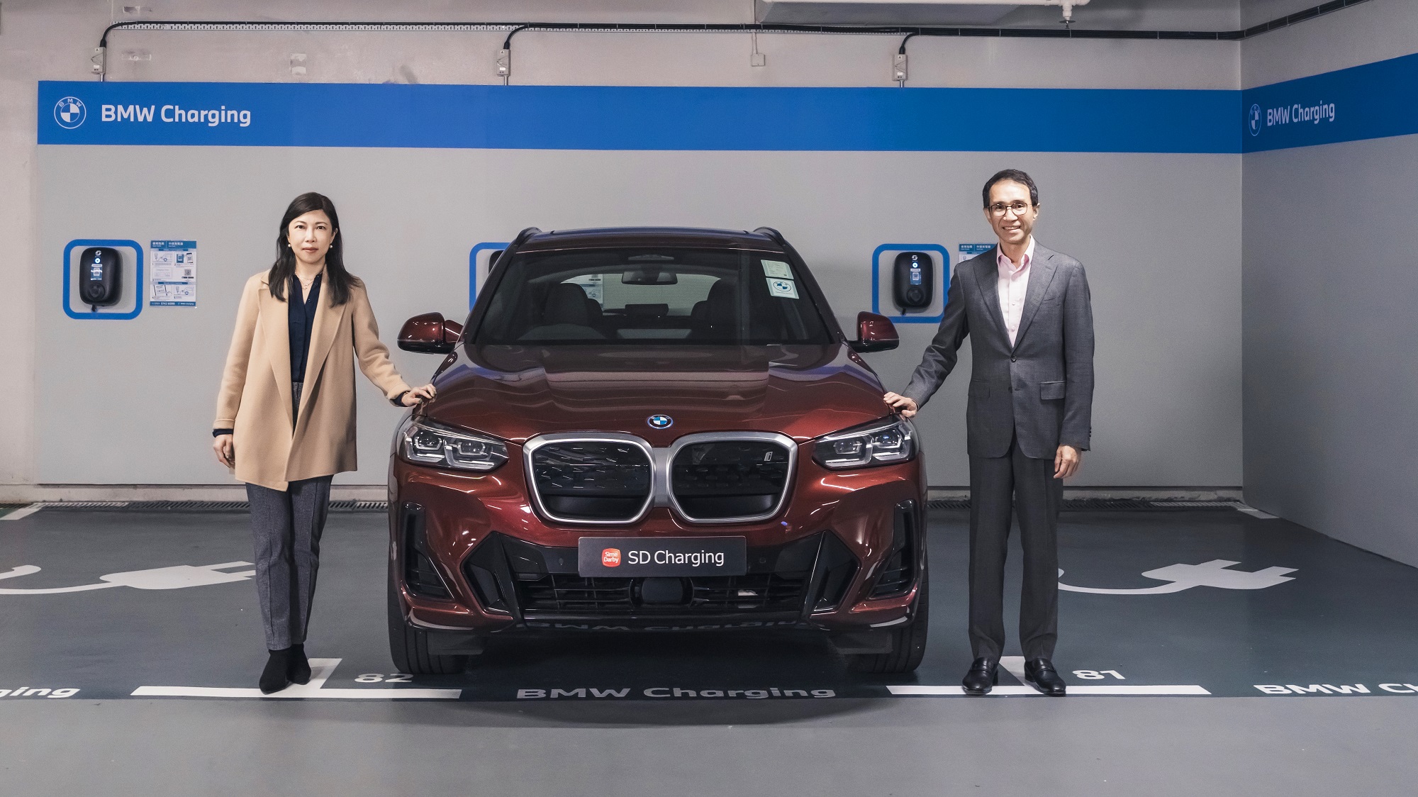 Hang Lung collaborate with Sime Darby Motor Services Limited to provide EV charging facilities at our properties. In the picture are Ms. Helen Lau, Deputy Director (Head of Hong Kong Business Operation) of Hang Lung Properties (Left) and Mr. Eric Leung, Head of Mobility Solutions of Sime Darby Motor Group (Right)