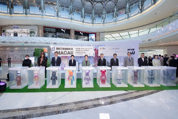 Representatives from Liaison Office of the Central Peoples Government in the Macao SAR, the Macao SAR government, senior executives from Galaxy Entertainment Group and Forward Fashion, representatives from BE@RBRICK MACAU and major partners joined together to celebrate the opening of the exhibition Department