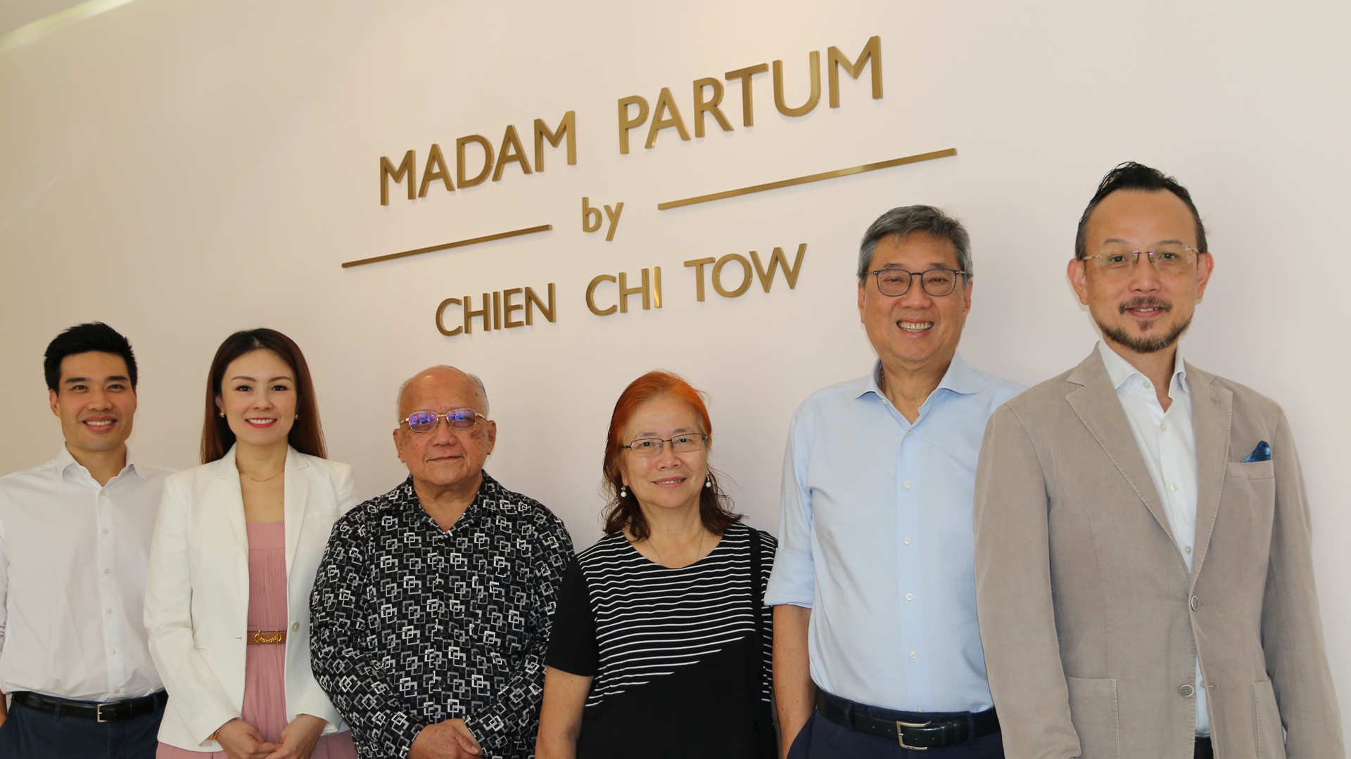 (right to left): Dominic Wong (Group CEO, EYSI), Richard Eu (Chairman, EYSI), Mrs Lim, Master Lim Choon Huat (Founder, CCTH), Lim Kim Yen (founder, Madam Partum), Richie Eu (MD, Mergers & Acquisitions, EYSI)