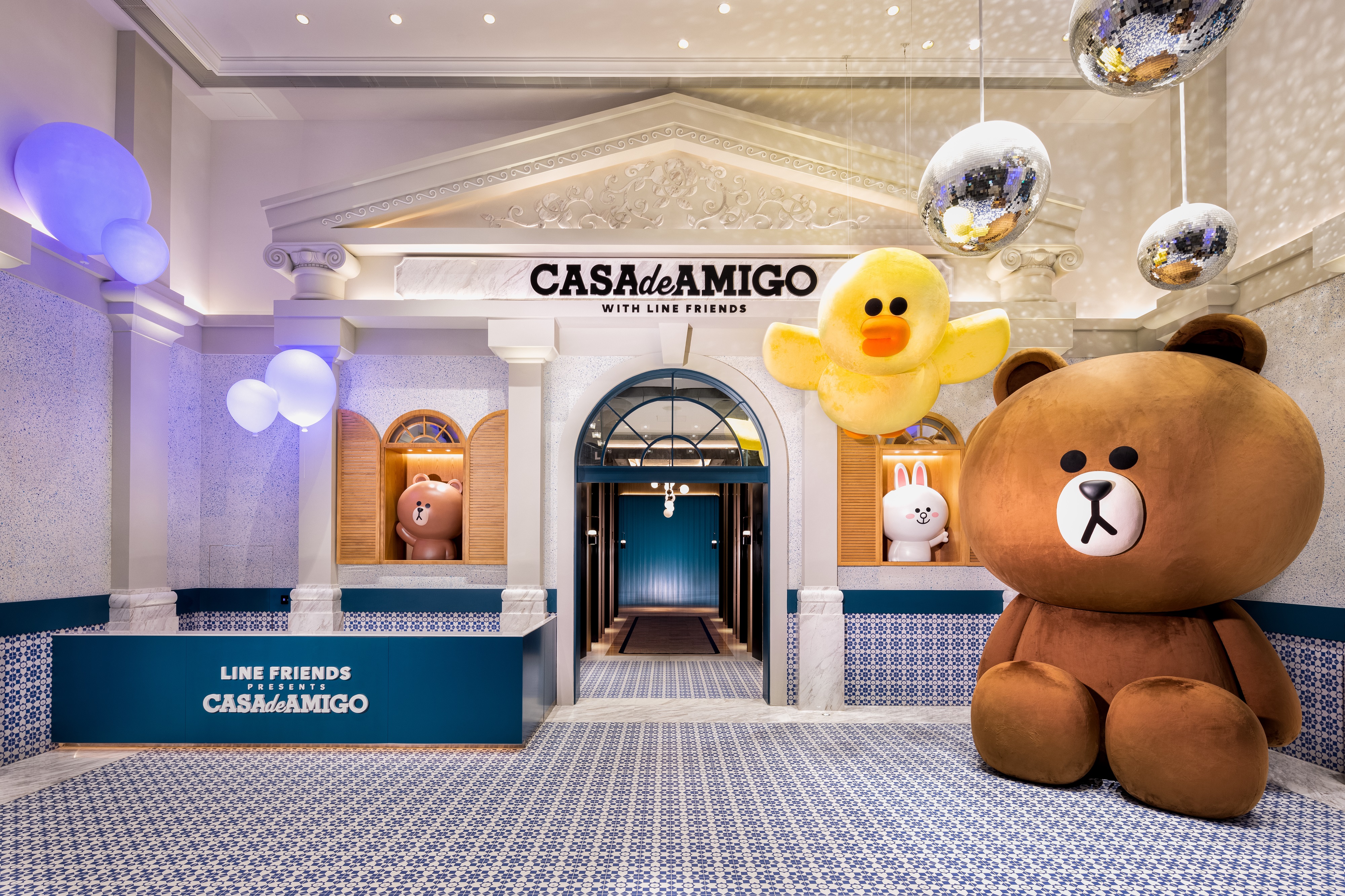 The lobby of LINE FRIENDS PRESENTS CASA DE AMIGO blends the characteristics of Macaos Portuguese architecture with the iconic MEGA BROWN and the unique FLYING SALLY of LINE FRIENDS
