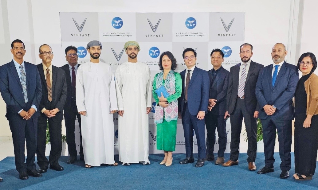 Representatives of VinFast and Bahwan Automobiles Trading at the signing ceremony (Photo: Bahwan Automobiles Trading)