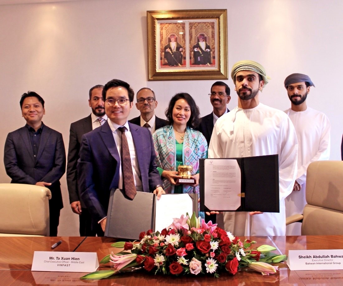 VinFast Chairwoman Ms. Le Thi Thu Thuy (center), CEO of VinFast Middle East Mr. Ta Xuan Hien (left), and Mr. Abdullah Ahmed Salim Bahwan, Executive Director of Bahwan Automobiles Trading at the signing ceremony (Photo: Bahwan Automobiles Trading)