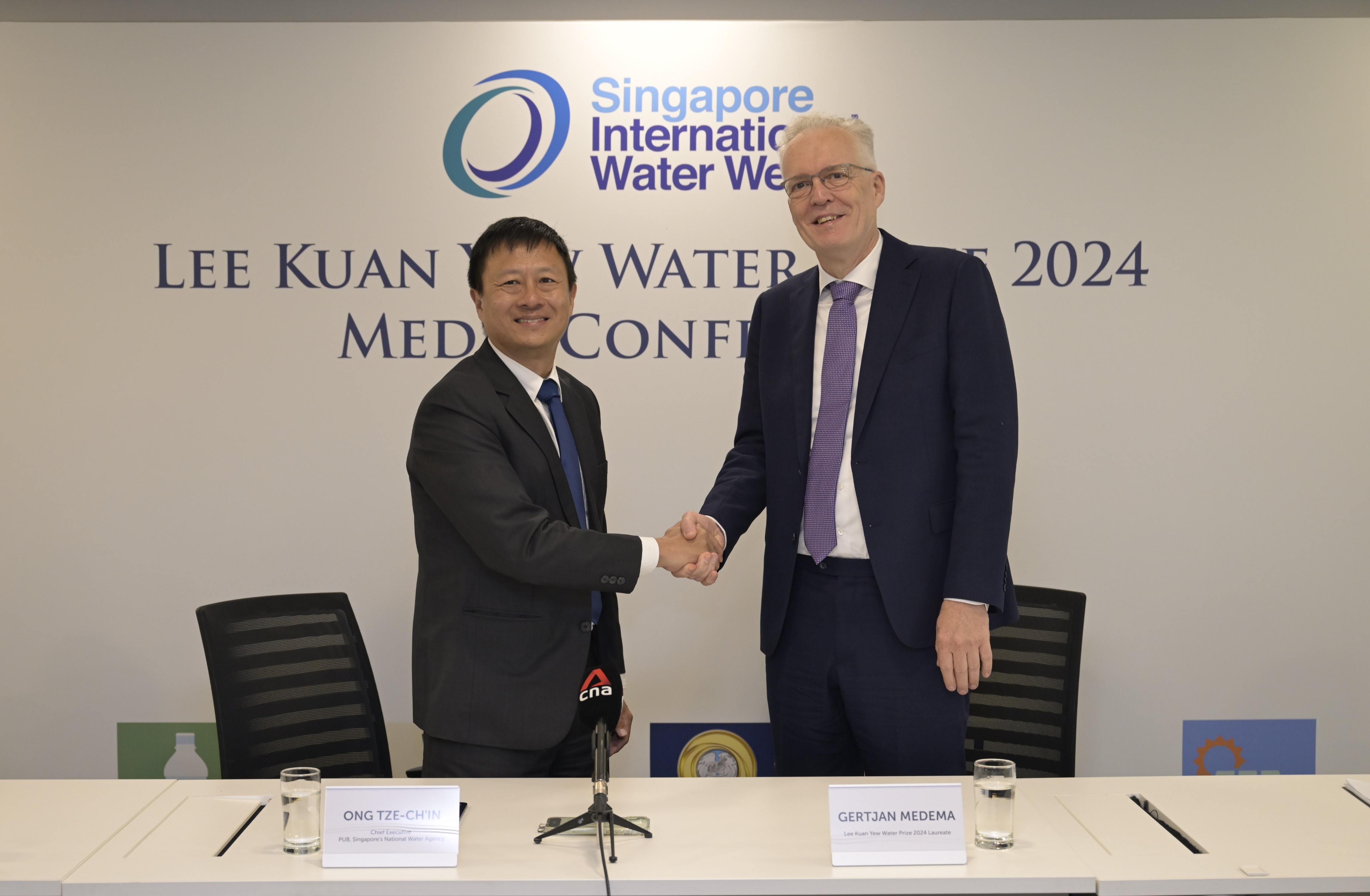 (From Left) Mr Ong Tze-Chin, Chief Executive, PUB, Singapores National Water Agency congratulated the Lee Kuan Yew Water Prize 2024 Laureate, Professor Gertjan Medema, Principal Microbiologist of the KWR Water Research Institute.