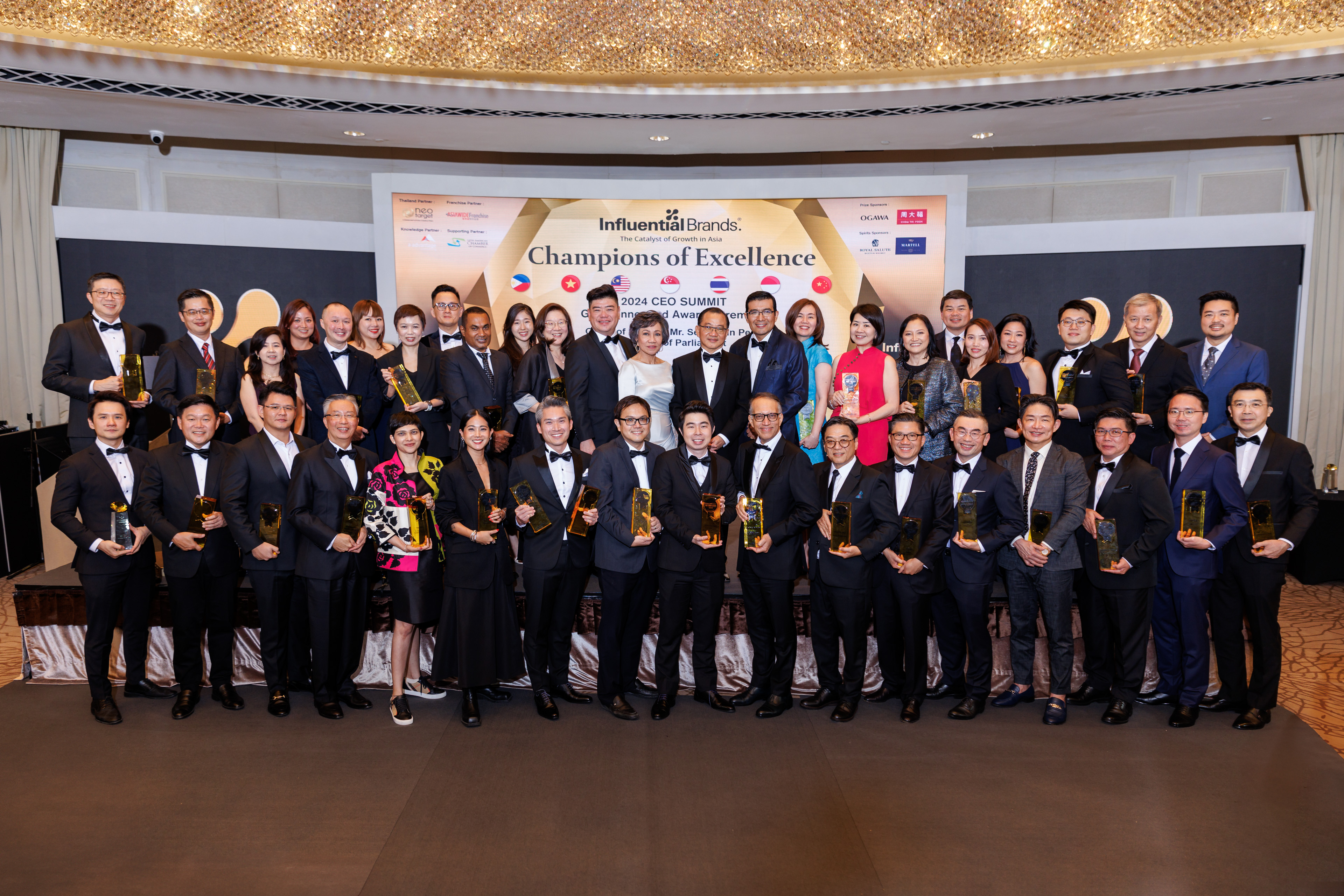 Guest of Honour Mr. Seah Kian Peng, Speaker of Parliament with Top CEOs, Top Employers, Top and Outstanding Brands at the CEO Summit & Award Ceremony at the Fullerton Hotel